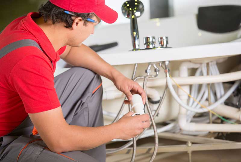 Licenced Brisbane plumber repairing bathtub plumbing pipes