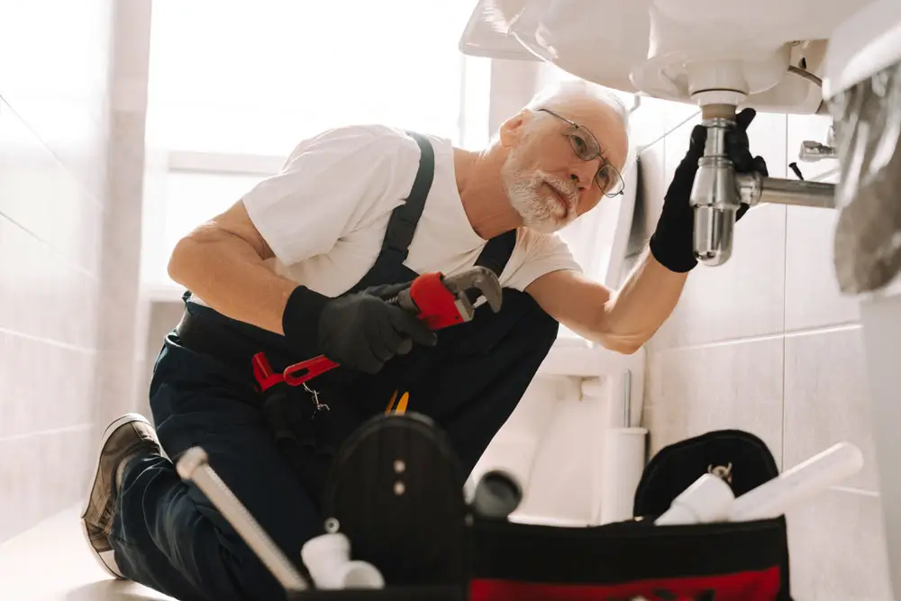 experienced blocked drain plumber working