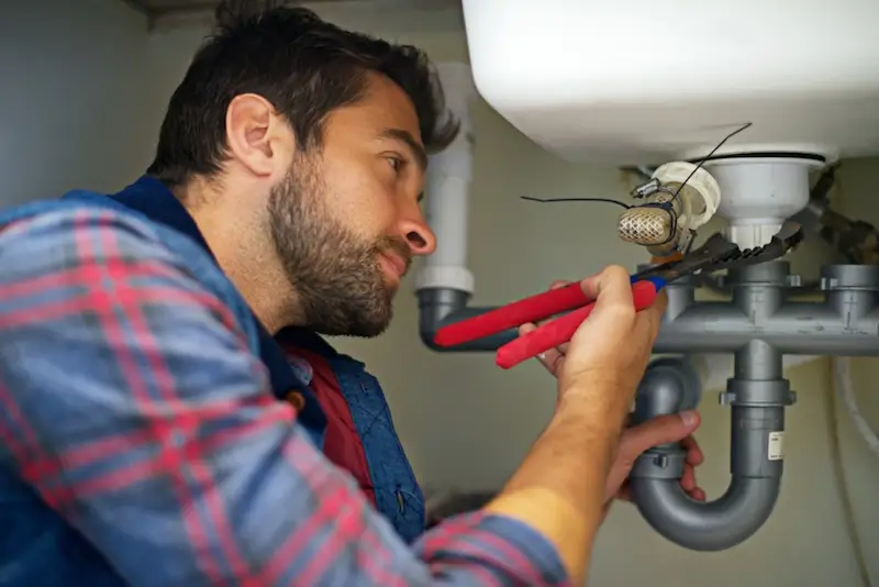 A friendly plumber asking for reviews, symbolising the first step in how to hire a good plumber.